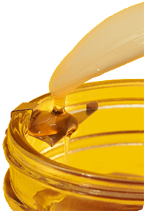 Un pot de miel avec le support à cuillère